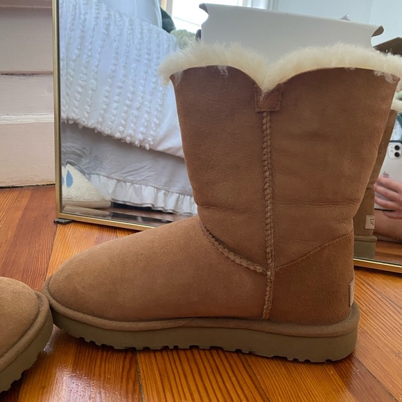 UGG Bailey Button II tan - Picture 6 of 12